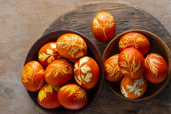 Jaja Wielkanocne Barwione Skórką Cebuli Koprem Pietruszką Naturalne Barwniki Ekologiczne — Zdjęcie stockowe