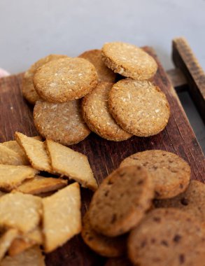 Farklı kurabiyeler. Yemek arkaplanı. Ev yapımı kahvaltı kurabiyesi manzarası. Tatlı badem cipsi. Fırın aşçısı. Pasta pişir. Hindistan cevizi, hecelenen kuru üzüm.