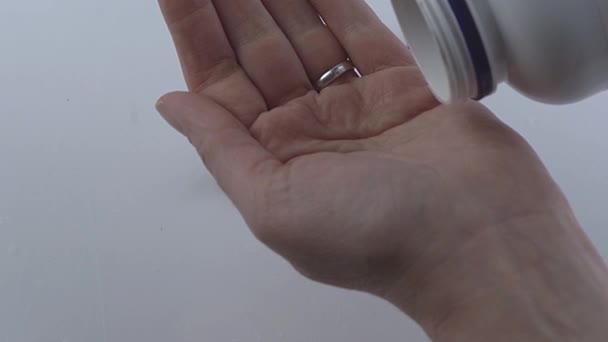 Tuangkan Pil Dari Botol Latar Belakang Tablet Vitamin Pengobatan Obat — Stok Video