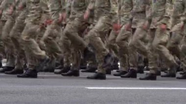 Geçit töreninde yürüyen askerler. Asker bacakları. Boots kuvvetleri ve piyade askerleri. Ordu marşı. - Savunma ekibi. Kalabalık gidiyor. Silahlı kuvvetler peşpeşe yürüyor. Piksel üniforması. Savaş geçmişi.