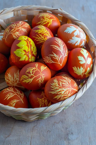 stock image Easter eggs dyed with onion peel, dill and parsley. Natural eco dyes. Egg basket on the table top view food background. Spring homemade Easter holiday DIY craft concept.