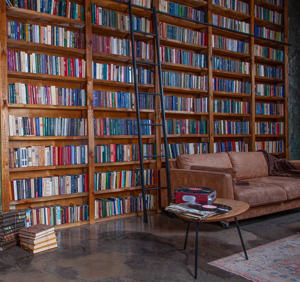 Könyvek Könyvespolcokon Egy Üres Könyvtárszobában Könyv Háttér Tudás Tanulás Otthon — Stock Fotó