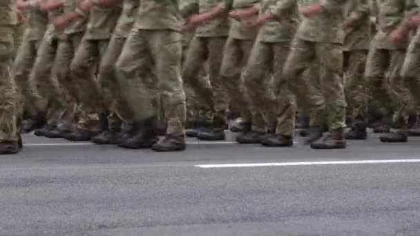 Військові Йдуть Параді Солдати Ноги Бойовики Солдати Піхоти Армійський Марш — стокове відео