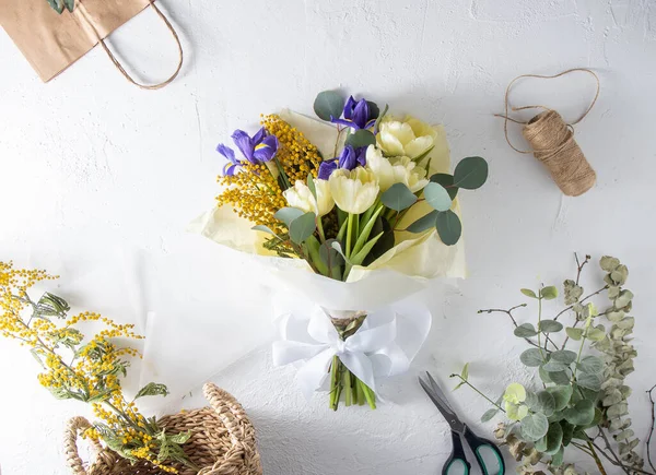 Make Bouquet Florist Workplace Flower Arrangement Flower Shop Spring Bouquet — Stock Fotó