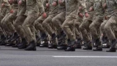 Geçit töreninde yürüyen askerler. Asker bacakları. Boots kuvvetleri ve piyade askerleri. Ordu marşı. - Savunma ekibi. Kalabalık gidiyor. Silahlı kuvvetler peşpeşe yürüyor. Piksel üniforması. Savaş geçmişi.