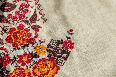 Ukrayna giysileri işlemeli gömlek. Kırmızı turuncu ve siyah iplikler. Vyshyvanka Ukrayna 'nın bir sembolüdür. Nakış haçı dikişleri. Ulusal Ukrayna dikişi. Geleneksel giyim sembolü.