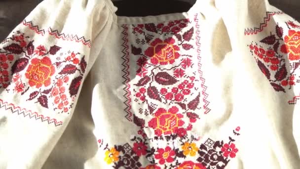 Ukrainische Kleidung Besticktes Hemd Rote Orange Und Schwarze Fäden Hintergrund — Stockvideo