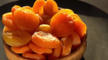 Kurutulmuş kayısıları yakından çek. Kuru, çiğ kayısı ve meyve yemeği. Üst manzara kasesi. Lezzetli sağlıklı tatlı