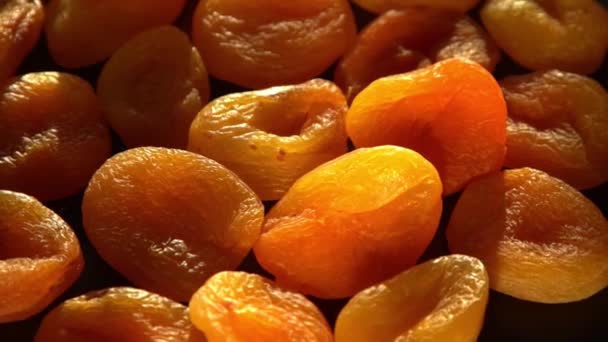 Gedroogde Abrikozen Close Droge Rauwe Abrikozenfruitvoeding Bovenaanzicht Kom Heerlijk Gezond — Stockvideo