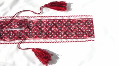 Ukrayna giysileri işlemeli gömlek. Kırmızı ve siyah iplikler arka planda. Vyshyvanka Ukrayna 'nın bir sembolüdür. Nakış haçı dikişleri. Ulusal Ukrayna dikişi. Geleneksel giyim sembolü.
