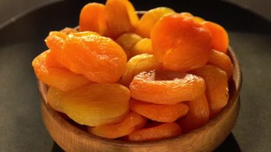 Kurutulmuş kayısıları yakından çek. Kuru, çiğ kayısı ve meyve yemeği. Üst manzara kasesi. Lezzetli sağlıklı tatlı