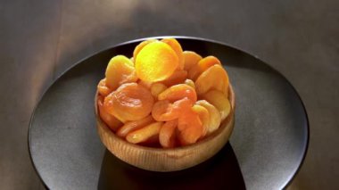 Kurutulmuş kayısıları yakından çek. Kuru, çiğ kayısı ve meyve yemeği. Üst manzara kasesi. Lezzetli sağlıklı tatlı