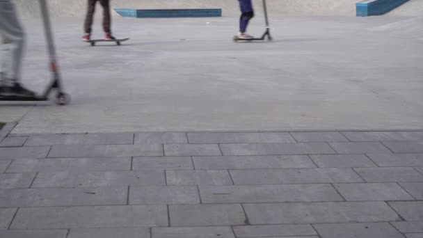Kaykay Scooter Binmek Sokaklarda Spor Bacaklar Yakın Plan Ağır Çekim — Stok video