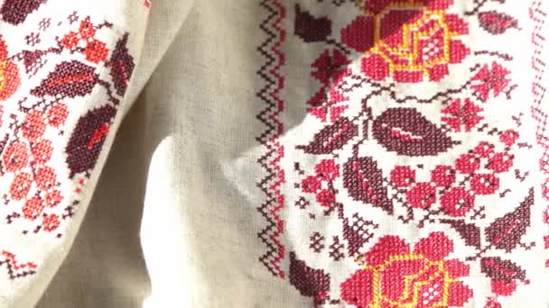 Украинская Одежда Вышитая Рубашка Красно Оранжевые Черные Нити Фоне Вышыванка — стоковое видео