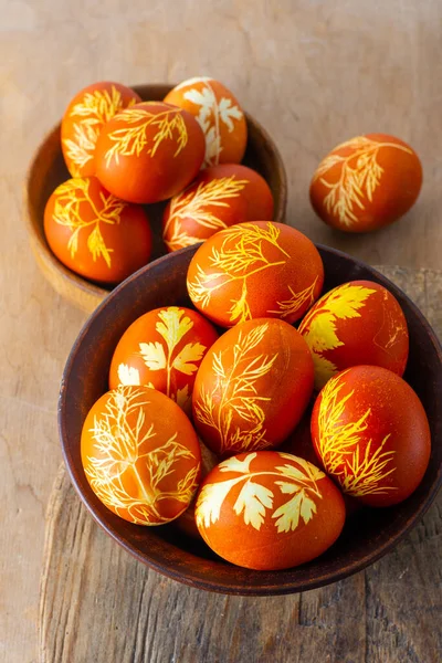 Jaja Wielkanocne Barwione Skórką Cebuli Koprem Pietruszką Naturalne Barwniki Ekologiczne — Zdjęcie stockowe