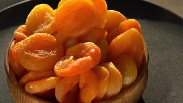 Gedroogde Abrikozen Close Droge Rauwe Abrikozenfruitvoeding Bovenaanzicht Kom Heerlijk Gezond — Stockvideo