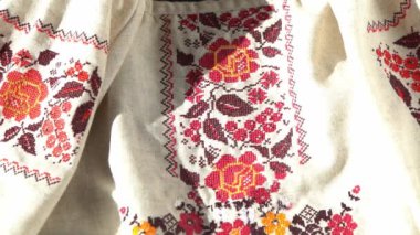Ukrayna giysileri işlemeli gömlek. Kırmızı turuncu ve siyah iplikler. Vyshyvanka Ukrayna 'nın bir sembolüdür. Nakış haçı dikişleri. Ulusal Ukrayna dikişi. Geleneksel giyim sembolü.