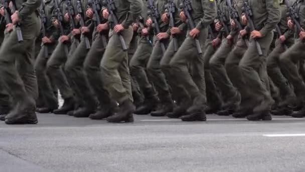 Des Militaires Défilent Dans Parade Des Jambes Soldat Des Bottes — Video