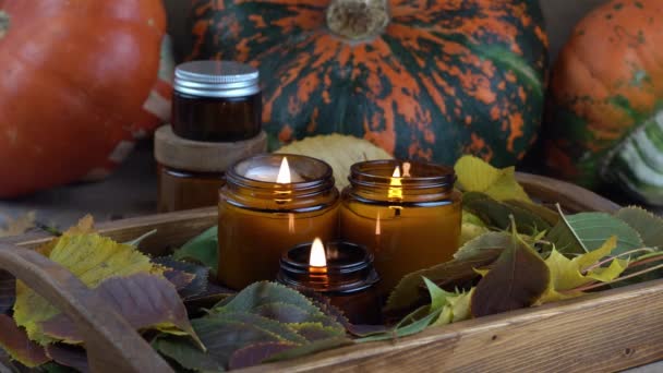 大豆蜡烛在玻璃瓶中燃烧 在家里很舒服把蜡烛放在棕色的罐子里 光芒四射有香味的手工蜡烛芳香疗法 秋天的心情秋天舒适的家装潢 — 图库视频影像