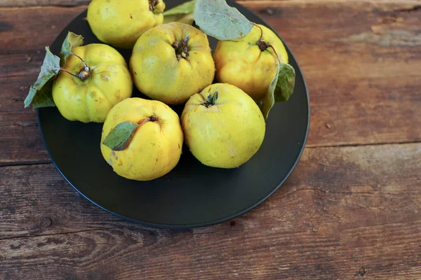 Quince Fruit Zátiší Dřevěném Pozadí Zralé Ovoce Vitamínové Jídlo — Stock fotografie
