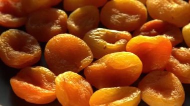 Kurutulmuş kayısıları yakından çek. Kuru, çiğ kayısı ve meyve yemeği. Üst manzara kasesi. Lezzetli sağlıklı tatlı