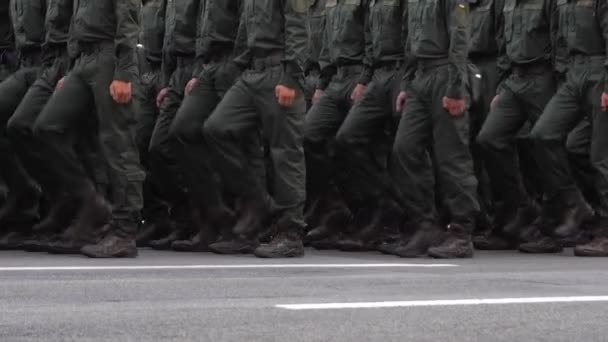 Uomini Militari Che Marciano Nella Parata Gambe Soldato Forze Stivali — Video Stock