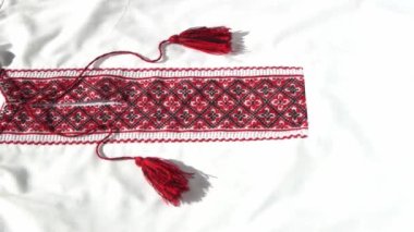 Ukrayna giysileri işlemeli gömlek. Kırmızı ve siyah iplikler arka planda. Vyshyvanka Ukrayna 'nın bir sembolüdür. Nakış haçı dikişleri. Ulusal Ukrayna dikişi. Geleneksel giyim sembolü.