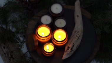 Soya mumları cam kavanozlarda yanar. Gece çok karanlık. Aromaterapi ve rahatlama. Evdeki rahatlık. Kahverengi kavanozdaki mum. Koku ve ışık. Kokulu el yapımı mum. Aroma terapisi