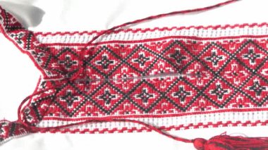 Ukrayna giysileri işlemeli gömlek. Kırmızı ve siyah iplikler arka planda. Vyshyvanka Ukrayna 'nın bir sembolüdür. Nakış haçı dikişleri. Ulusal Ukrayna dikişi. Geleneksel giyim sembolü.