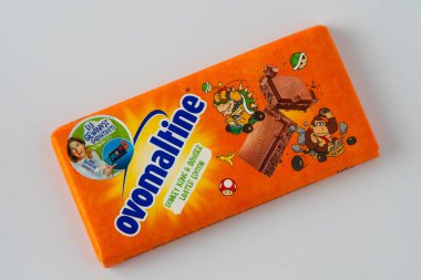 Ovomaltine 'den İsviçre çikolatası. Turuncu ambalajlı fayanslar. Çocukların tatlılığı sınırlı sayıda üretiliyor. Sütlü çikolata 100 gram. Kyiv, Ukrayna - 19 Haziran 2023