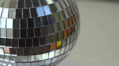 Ayna disko topu arka planı. Parlak dekorasyon, gümüş dekor. Parti Disko Topu dönüyor ve parıldıyor. Yakın plan. Yavaş hareketler