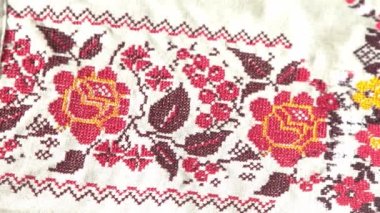 Ukrayna giysileri işlemeli gömlek. Kırmızı turuncu ve siyah iplikler. Vyshyvanka Ukrayna 'nın bir sembolüdür. Nakış haçı dikişleri. Ulusal Ukrayna dikişi. Geleneksel giyim sembolü.