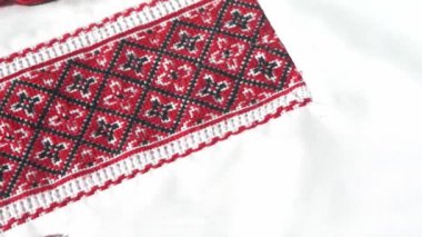 Ukrayna giysileri işlemeli gömlek. Kırmızı ve siyah iplikler arka planda. Vyshyvanka Ukrayna 'nın bir sembolüdür. Nakış haçı dikişleri. Ulusal Ukrayna dikişi. Geleneksel giyim sembolü.