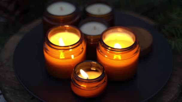 Sójové Svíčky Hoří Sklenicích Večer Temný Aromaterapie Relaxace Pohodlí Doma — Stock video