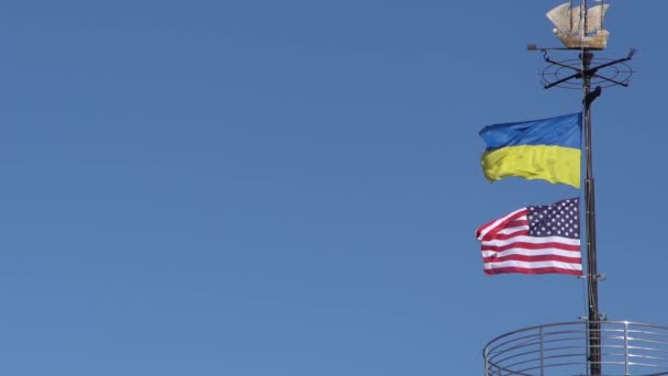 Flaggorna Ukraina Och Usa Fladdrar Flaggstång Mot Blå Himmel Statssymbol — Stockvideo