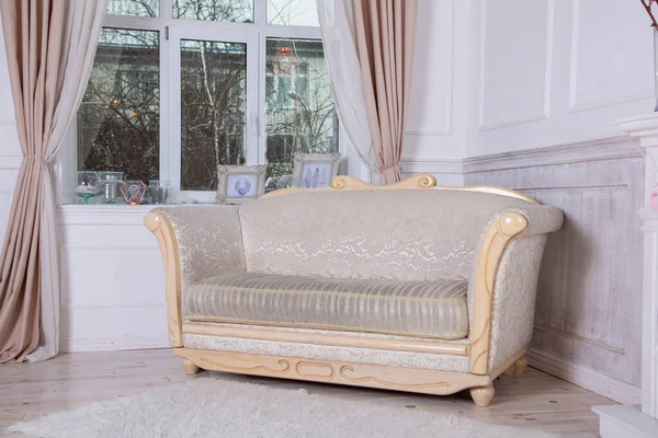 Ein Altes Sofa Mit Holzplanken Fenster Empire Möbel Helles Weißes — Stockfoto