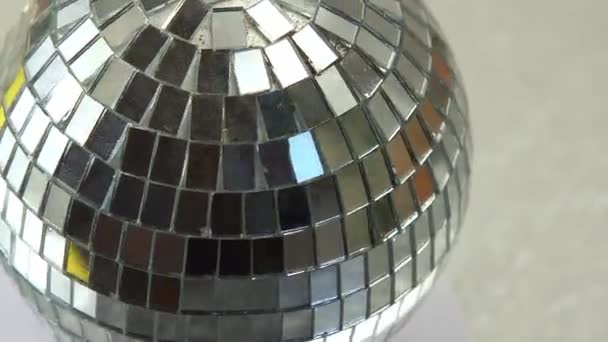 Spiegel Discokugel Hintergrund Brillante Dekoration Silbernes Dekor Party Discokugel Dreht — Stockvideo