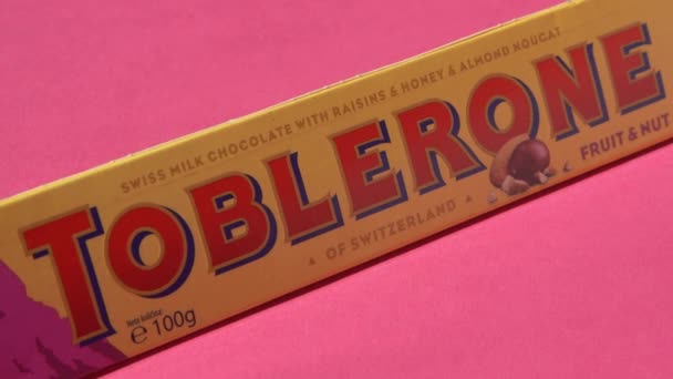 Toblerone Chocolat Suisse Avec Levage Miel Nougat Aux Amandes Nouveau — Video