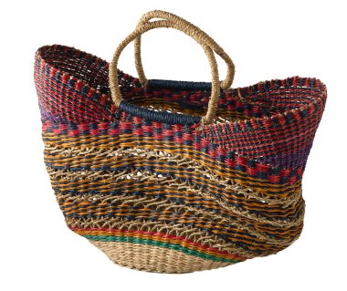 Beyaz arka planda samandan yapılmış bir çöp torbası. Büyük parlak çizgili sepet. Yaz aksesuarı.