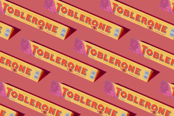 Tobleronmönster Schweizisk Choklad Med Höjande Mandel Nougat Förpackning Berg Logotyp — Stockfoto