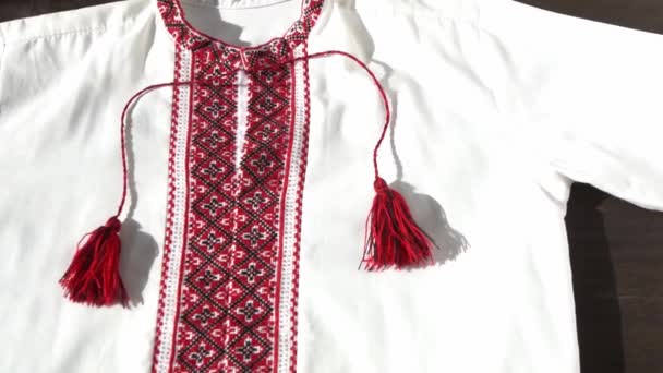 Ropa Ucraniana Camisa Bordada Fondo Hilos Rojos Negros Vyshyvanka Símbolo — Vídeos de Stock