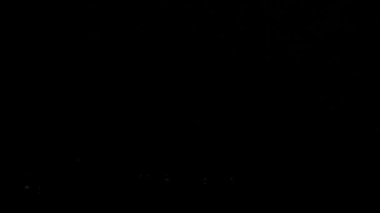 Gece gökyüzünde gök gürültülü fırtına. Kara gökyüzünde şimşekler çakıyor. Doğa. Şehirde fırtına ve kasırga var. Kara yağmur bulutları. Eve yıldırım düştü..