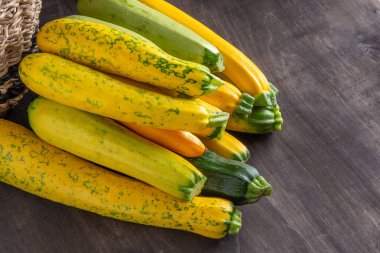 Sarı yeşil leopar benekli kabak. Sebzeler masada. sebze iliği hasadı. Yemek arkaplanı. Taze kabak, kesilmiş yaz kabağı. Kabak topladım. Mutfakta hayat devam ediyor.