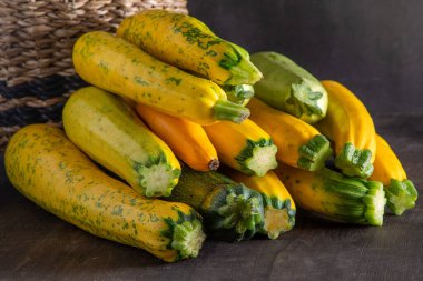 Sarı yeşil leopar benekli kabak. Sebzeler masada. sebze iliği hasadı. Yemek arkaplanı. Taze kabak, kesilmiş yaz kabağı. Kabak topladım. Mutfakta hayat devam ediyor.