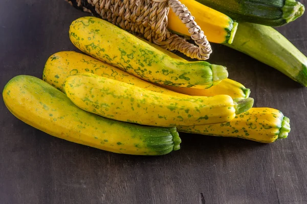 Gul Grön Leopard Fläckig Zucchini Grönsaker Bordet Grönsaksmärgsskörd Matbakgrund Färsk — Stockfoto