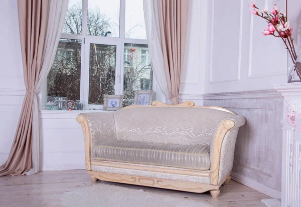 Ein Altes Sofa Mit Holzplanken Fenster Empire Möbel Helles Weißes — Stockfoto