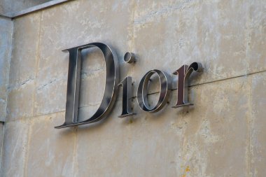 Mağazadaki DIOR şirketinin logosu. Kyiv, Ukrayna - 15 Temmuz 2023.