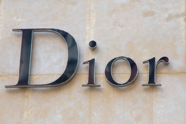 Mağazadaki DIOR şirketinin logosu. Kyiv, Ukrayna - 15 Temmuz 2023.