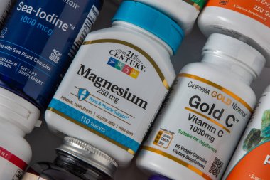 iHerb 'den vitaminler, magnezyum mineraller ve mikro besinler. Bir sürü farklı kavanoz. Biyolojik olarak aktif gıda katkı maddeleri. Beslenme takviyesi çevrimiçi alınıyor. Sağlık için ilaçlar. Kyiv, Ukrayna - 13 Temmuz
