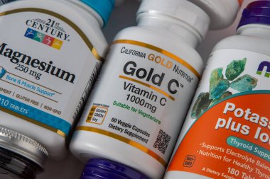 C vitamini, iHerb 'den mineraller ve mikro besinler. Bir sürü farklı kavanoz. Biyolojik olarak aktif gıda katkı maddeleri. Beslenme takviyesi çevrimiçi alınıyor. Sağlık için ilaçlar. Kyiv, Ukrayna - 13 Temmuz 2023